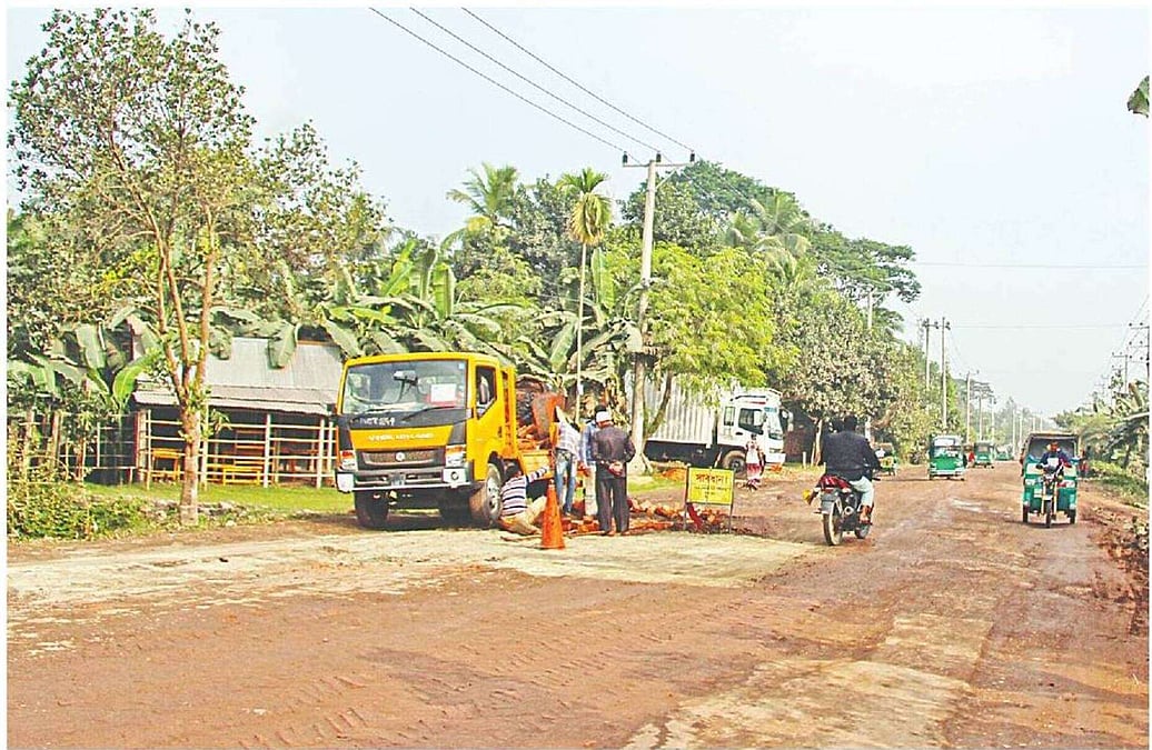 পটুয়াখালীতে ৭৬ কোটি টাকার ৫ সেতু-সড়কের কাজ থমকে, ভোগান্তিতে হাজারো মানুষ