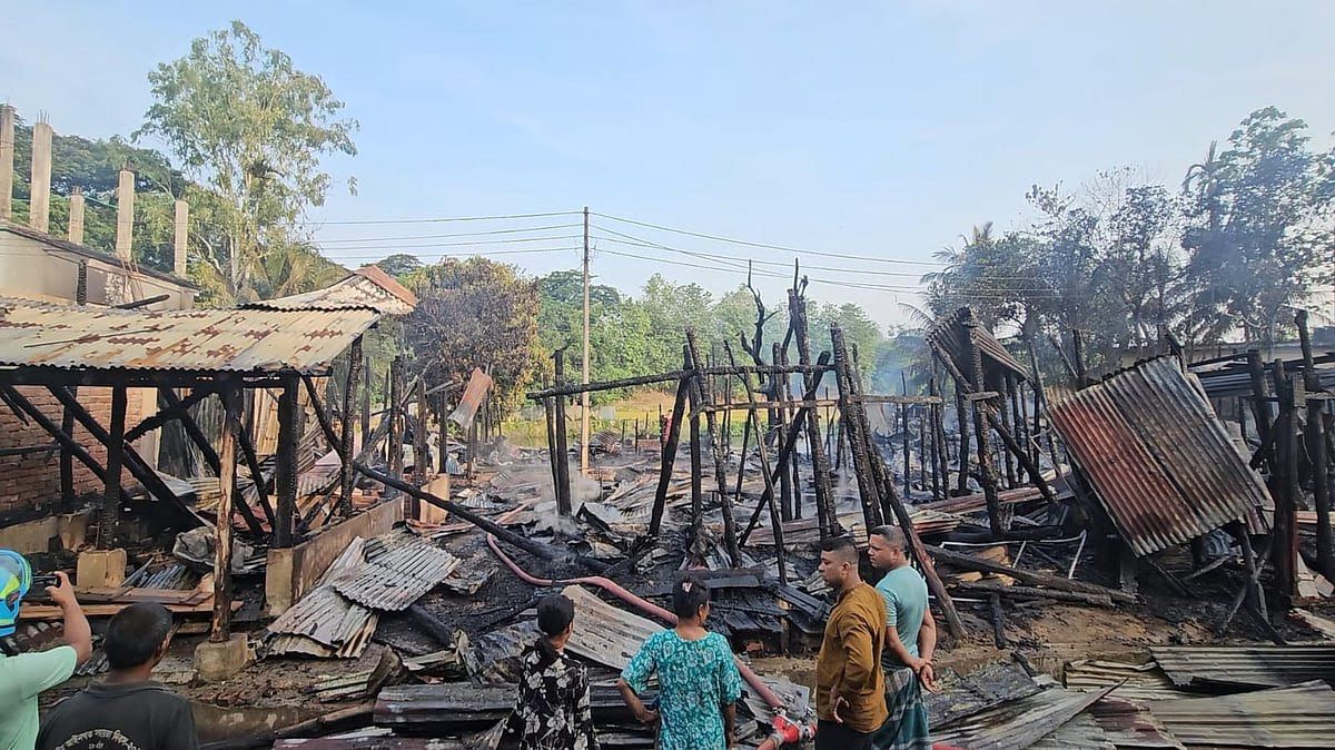 বান্দরবানে গভীর রাতে আগুনে পুড়ল ৪৮ দোকান ও বসতঘর।