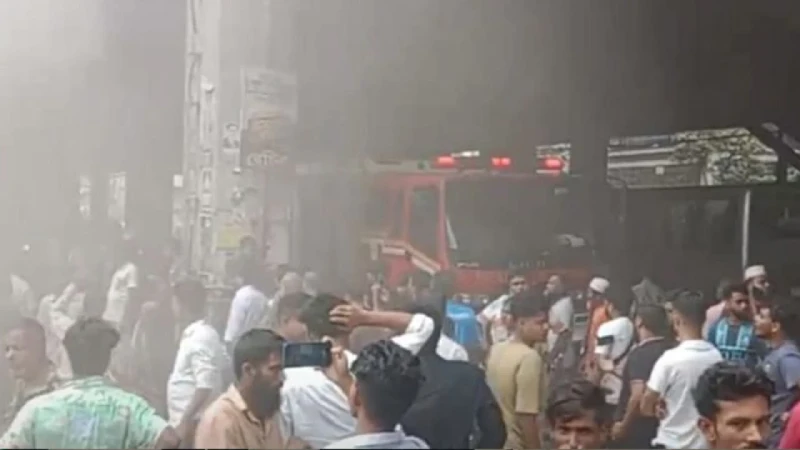 রাজধানীর পূরবী মার্কেটে আগুন : "ফায়ার ফাইটারদের" তাৎক্ষণিক প্রতিক্রিয়া