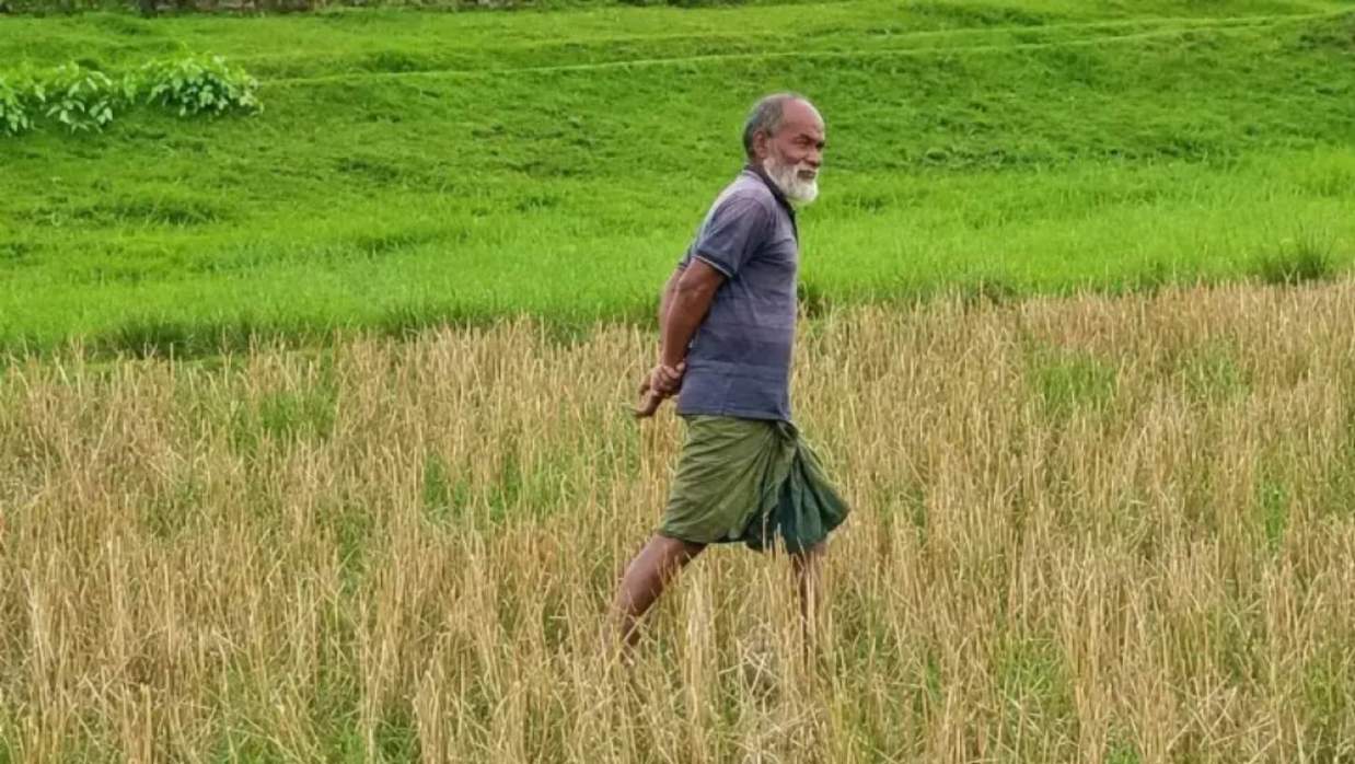 সীমান্তে শুণ্য রেখায় ২৪ ঘন্টা আটকে থাকা বৃদ্ধটি কে ?