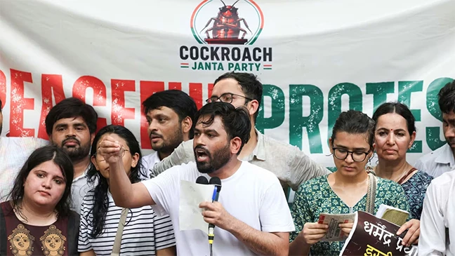 বিক্ষোভে জনতার চড়ের মুখে ককরোচ জনতা পার্টির প্রতিষ্ঠাতা