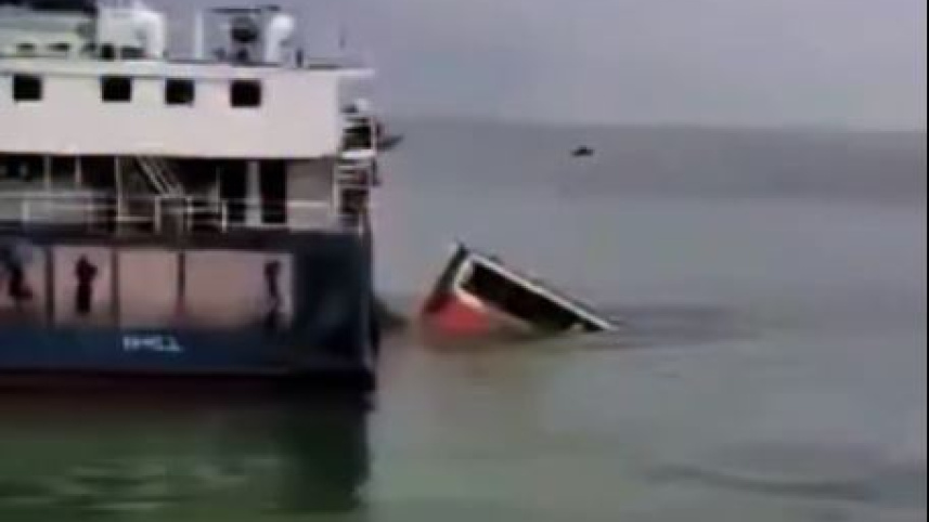 দৌলতদিয়া ফেরিঘাটে ফের নিয়ন্ত্রণ হারিয়ে পদ্মায় বাস